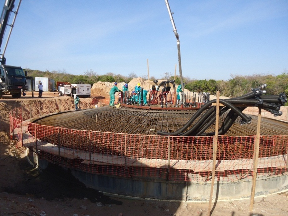 Concretagem das bases concluída em Trairí e em andamento em Guajirú