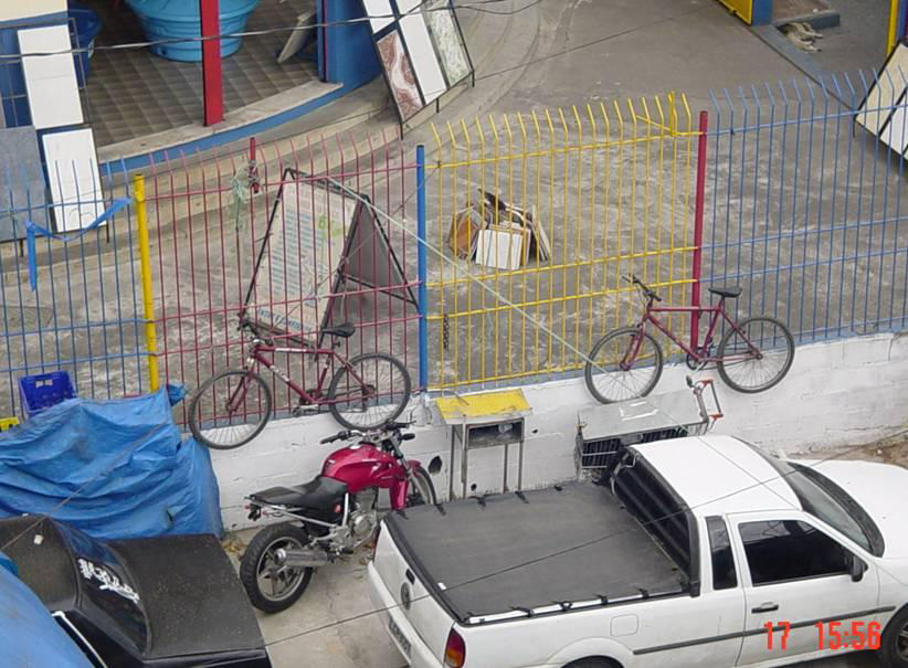 Desde Janeiro/2005 o transporte de bicicletas no metrô da Cidade do Rio de Janeiro está em vigor. A foto abaixo permite observar como é feita a entrada de bicicletas ao acesso aos trens.