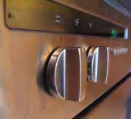 > Forno eléctrico > Abra o forno o menos possível, pois cada vez que o abrir estará a perder energia acumulada no interior.