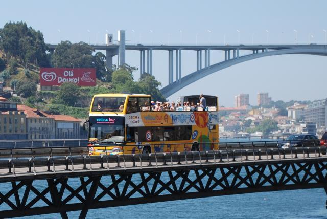 Inspirados nos tradicionais Rabelos do Douro, os BlueBoats são as únicas embarcações que operam os habituais cruzeiros das pontes, com áudio-guias em 16 línguas diferentes, capazes informar sobre as