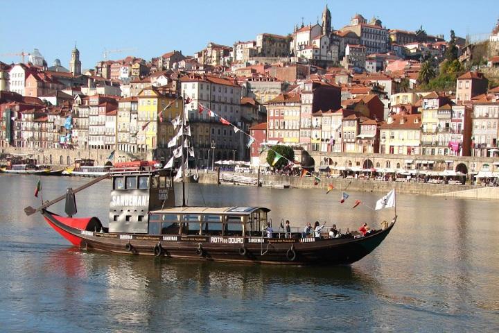 Maria Pia, a Ponte de S. João e a Ponte do Freixo. Chegando à ponte de S. João, voltamos novamente para trás podendo admirar a deslumbrante cidade do Porto, Património Mundial.