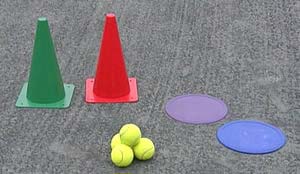 As bolas de prática podem ser obtidas de clubes de tênis (peça a um profissional de tênis por suas bolas antigas), colégios e faculdades. Outros Auxílios para o Ensino 1.