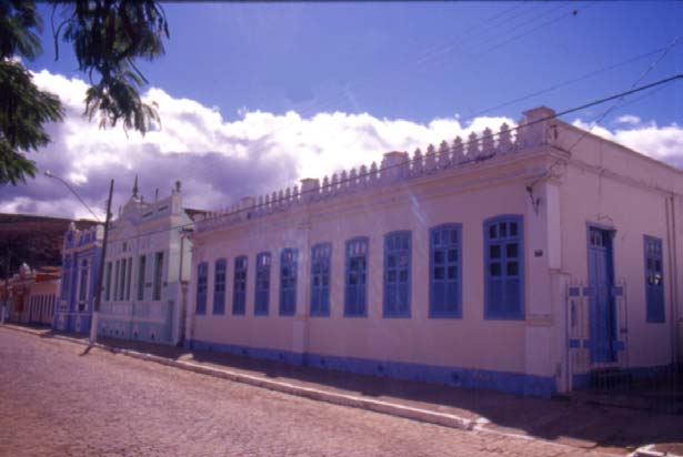 Casario antigo em Pedra Azul Jequitinhonha. A cidade apresenta algumas edificações de interesse histórico preservadas, tal como a igreja matriz, construída em estilo holandês. Belmonte.