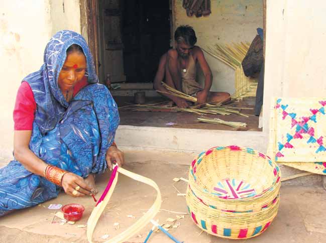 Guia Prático Em cima Uma mulher local tece de forma elaborada e delicada um cesto feito de hastes de bambu na aldeia de Bajna, próxima do empreendimento da Rio Tinto Diamond