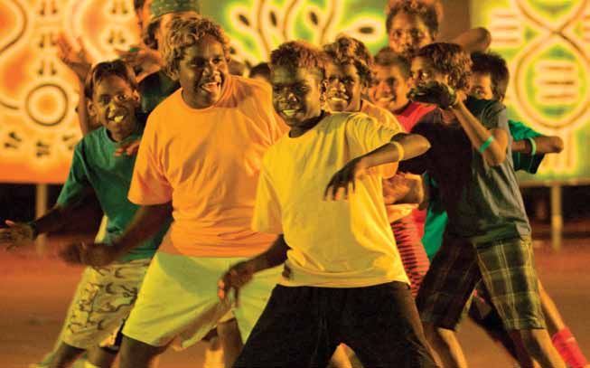 Estudo de caso 6 Um dos programas financiados, em parte, pelo Fundo, foi o Festival Milpirri, uma celebração cultural bianual do povo Warlpiri, realizada em conjunto com a Tracks Dance Company.