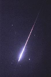 1 Você sabe o que é uma Chuva de Meteoros? Antes é preciso explicar o que é um Meteoro? É um pequeno corpo celeste que entra na atmosfera da Terra e queima completamente, ou não.
