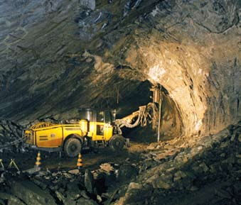 28 Indústria da Mineração Ano IV - nº 27, setembro de 2009 Mineradora de ouro crescerá em 5 anos o equivalente à metade da produção No ano de comemoração dos dez anos da AngloGold Ashanti (associada