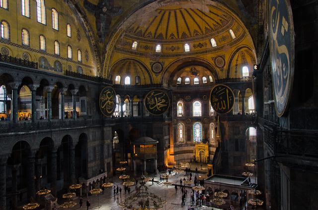 A Haghia Sophia já espera. Se de longe o tamanho já impressiona, passados os portões, as pedras vermelhas das paredes erguem-se às alturas e tornam-nos diminutos.