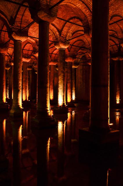 Foi das entranhas de Istambul que os povos acolhidos pela cidade, literalmente, beberam. O maior das centenas de reservatórios que sossegam debaixo da terra é a Cisterna da Basílica.