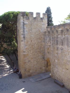 implantada na muralha Norte que engloba uma sala, iluminada por três janelas, coberta por telha de canudo e acessível por duas portas; torre existente a Noroeste, com telhado de cinco águas, também