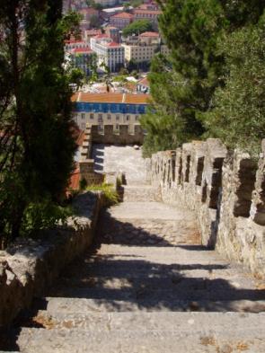 Fig. 22 - Torre de S. Lourenço e muralha (Autor). Fig. 23 - Eirado da Torre da Cisterna (Autor).