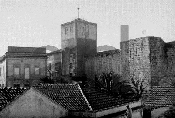 0 metros de altura, assim como a torre localizada a Noroeste que tinha indícios de ter tido duas portas, além de apresentar enormes seteiras nas suas três faces.