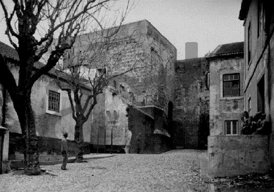 2 metros de altura, sendo que em 1937, o nível do terreno se situava 4 degraus acima do nível do pavimento desta porta.