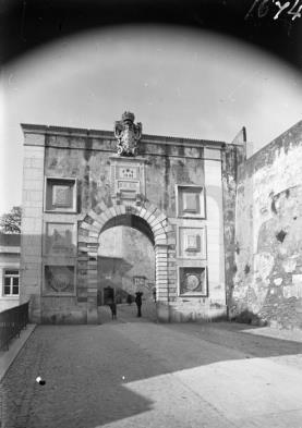 A torre do Paço era próxima ou pertencia ao Palácio Real da Alcáçova, detinha uma altura de 3 metros acima das muralhas desde a sua destruição parcial pelo terramoto de 1755 e era encimada por um