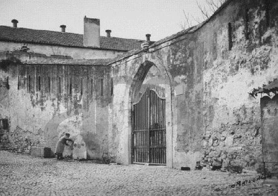 Fig. 50 Porta do Norte ou do Espírito Santo ou das Cozinhas antes de 1938 lado exterior (AML). Fig.