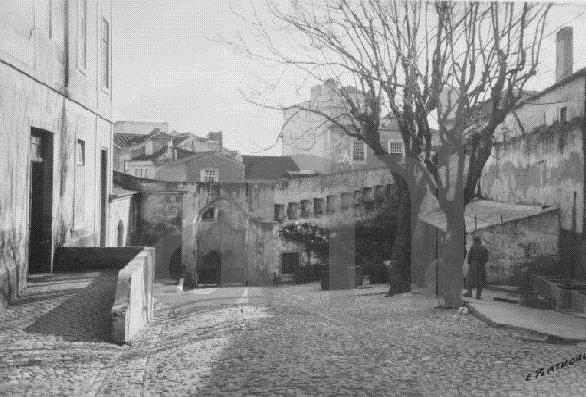 Quartéis/Edifícios militares Acoplados ao canto Sudoeste do Castelejo, estendendo-se para Sul, sobre a zona do antigo Paço Real