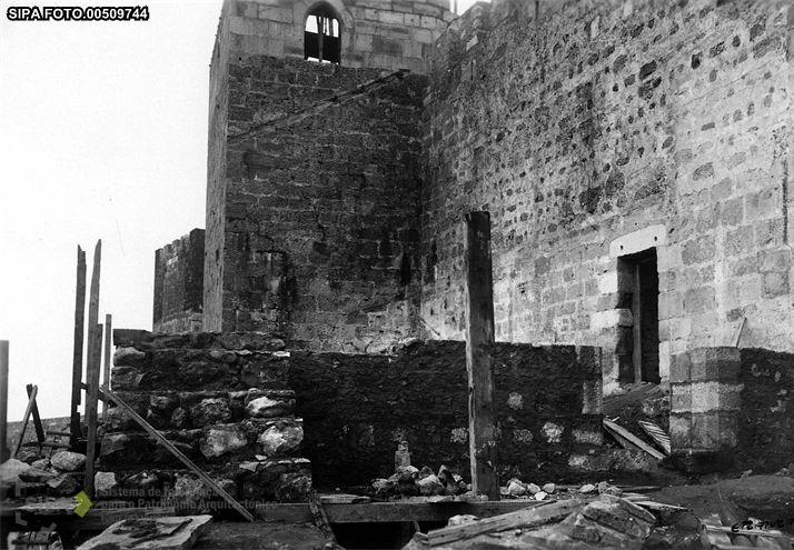 Principal até à torre do Paço, estando também oculta na fachada de um edifício, descobrindo-se aí 9 seteiras. Fig. 60 Lado Sul do Castelejo/Barbacã durante a intervenção (SIPA). Fig. 61 Lado Norte do Castelejo/Torre/Porta da Traição durante a intervenção (SIPA).