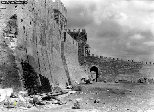 O fosso que existia frontalmente às barbacãs foi desentulhado pondo a descoberto vestígios de uma ponte de dois arcos, de