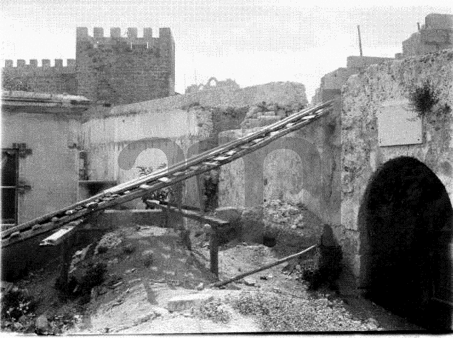 demolindo várias construções envolventes com maior incidência na zona a Norte do Castelo. Fig. 71 Exterior do lado Norte do Castelo/Porta Martim Moniz (AML). Fig. 72 Exterior do lado Norte do Castelo (SIPA).