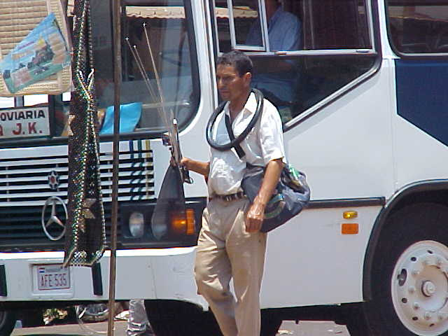 Os ambulantes geralmente levam suas mercadorias com eles e, no final da jornada, as levam de volta para suas casas.