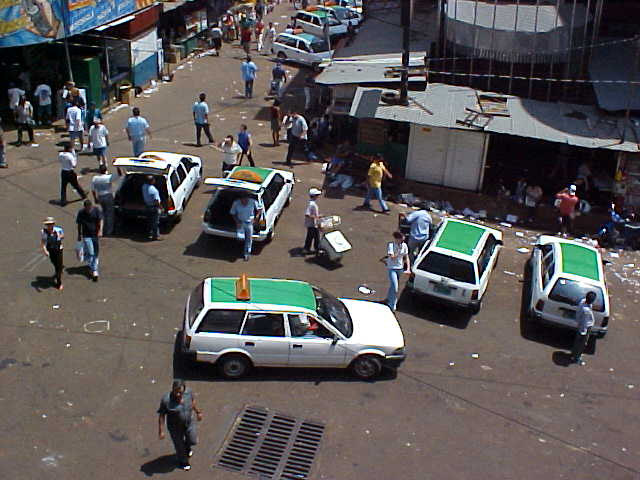 66 No entanto os desenvolvimentos foram diferenciados. Em Foz do Iguaçu, os táxis nunca chegaram a ocupar o lugar que os ônibus e veículos de turismo tiveram para o transporte de turistas.