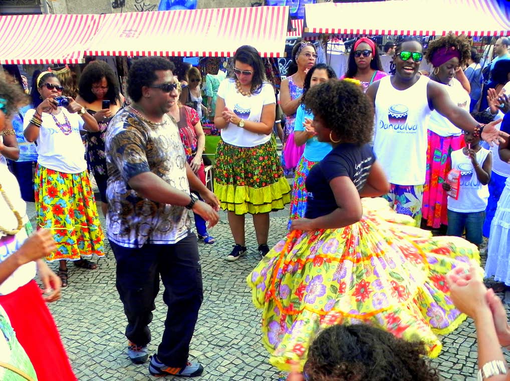 público pelas rodas de samba de rua, as quais vêm alcançando um significativo destaque na trama urbana, especialmente aquelas que são realizadas na Praça XV, no Castelo e na Pedra do Sal.