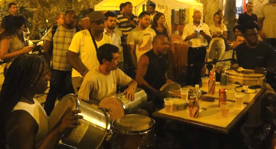 a promover um pouco de inclusão social, traga também, num segundo momento, a gentrificação e expulsão dos artistas, comerciantes e fãs que tradicionalmente ocuparam a Pedra do Sal.