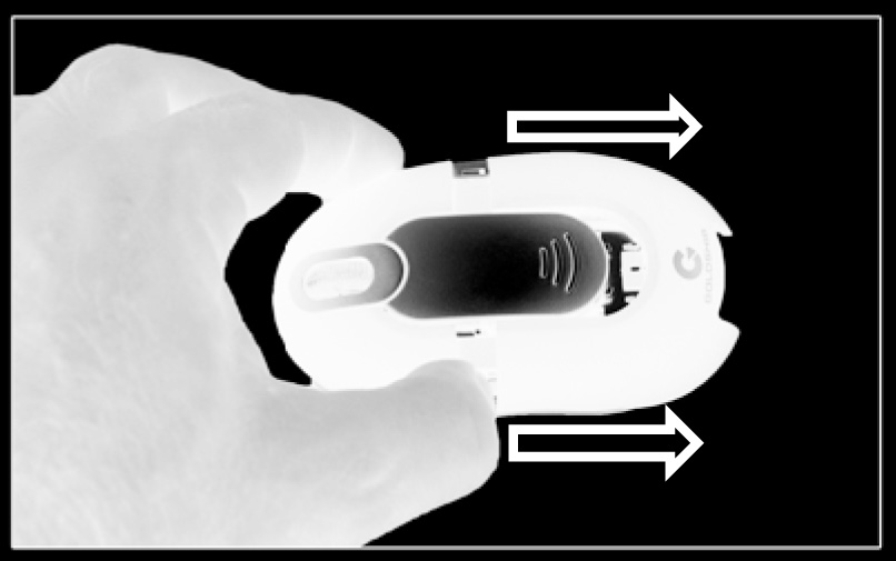 Pressione as tampa de encaixe, localizada em cima do mouse, onde