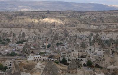 Uma pessoa só se perderia no centro de Goreme se resolvesse se enfiar no meio das pedras, como essa não é a intenção de Marília, a volta é rápida e tranquila.