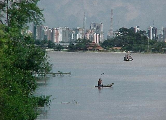 100 denominado de ribeirinho da Amazônia (Loureiro, 2000; Harris, 2000). Neste modo de vida, espaço e tempo diferenciam-se do tipo de vida das cidades de médio porte e das capitais.