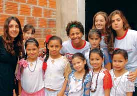 colaboradores do Colégio na ONG Grupo Afago, em Osasco.