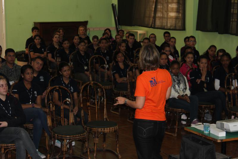 Visita de colaboradores e filhos de colaboradores em ONG que abriga crianças para adoção.