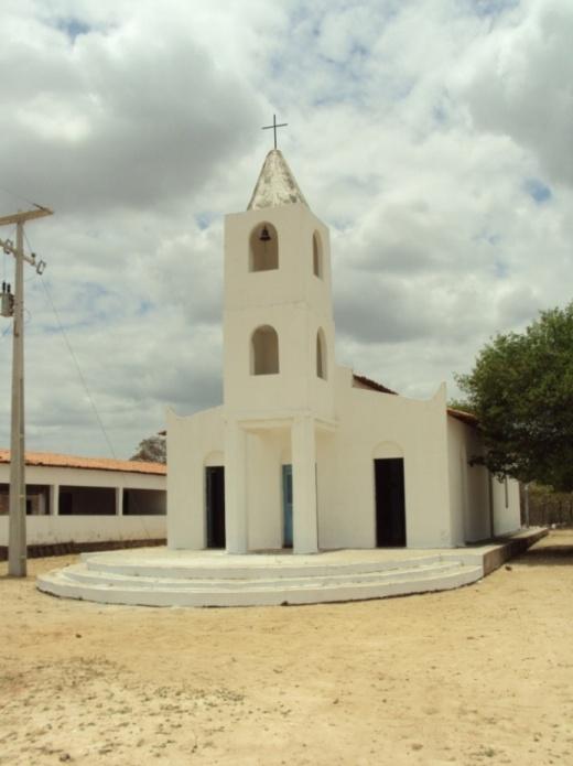 53 3.1. A capela A capela é uma pequena edificação em alvenaria com uma torre e um campanário (Foto 1).