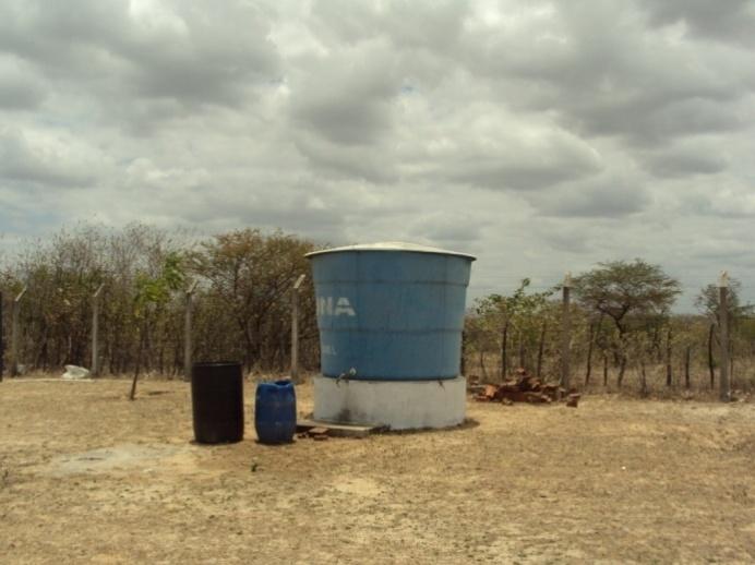 73 Em 2007, foi instalada uma grande caixa d água (Foto 23) com capacidade razoável de armazenamento, mas ainda assim não atende às necessidades do grande público que freqüenta o lugar.