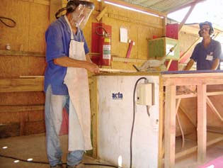 16 Segurança e Saúde do Trabalho na Construção Civil/ES NR-18 18.7 CARPINTARIA Serra circular de bancada Protetor facial contra projeção de partículas. Extintor do tipo H 2 O e PQS ou CO 2.