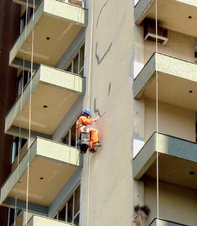 32 Segurança e Saúde do Trabalho na Construção Civil/ES NR-18 Cadeira suspensa Os cabos para sustentação podem ser de aço ou de fibra sintética e devem ser fixados por meio de dispositivos que