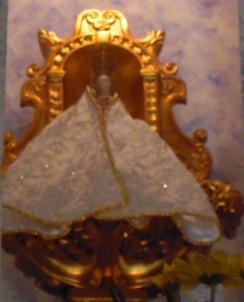 Localização: Altar colateral. Atributos: O manto é vermelho primário com o forro amarelo. Tem um barrete que cobre a cabeça e sobre este a mitra papal.