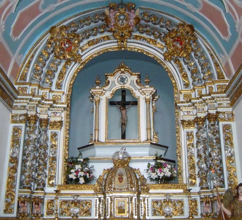 Altar-mor da Igreja da Misericórdia de invocação do Espírito Santo, em Rio Maior. Fotografia tirada a 13-5-2010.