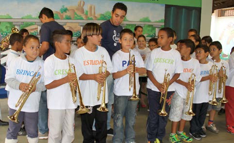 municipal de ensino. Foram 170 trompetes e 170 trombones distribuídos entre as fanfarrinhas das escolas municipais. Os professores do programa também estão recebendo aulas de capacitação.