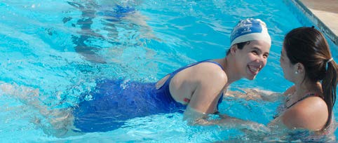 Prefeitura oferece aulas de natação a atletas portadores de necessidades especiais.