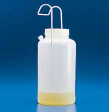 mm h mm 483 80 135 260 FRASCO PARA ORINA SAMPLING BOTTLE FOR URINE GARRAFA PARA COLETA DE URINA PE Graduado hasta 2500 ml, dispone de tapón para toma de muestras. PE Graduated up to 2500 ml.