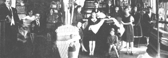 A elite ascendente mandava confeccionar as roupas em atelier de moda, como o de Helena B. Lauer, o primeiro a se instalar na cidade, em 1904, na rua Sete de Setembro.
