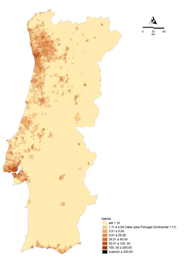 A situação do Continente português relativamente à densidade populacional em 2001 evidencia a concentração junto das freguesias urbanas (cf.