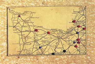 Cheios de excitação, os clandestinos seguiam os movimentos das tropas aliadas através da rádio. Num mapa, Otto Frank ia marcando os avanços.