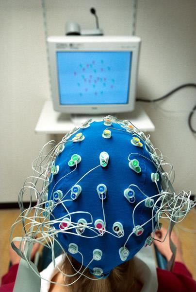 Por conta disso, para que os neurocientistas sejam capazes de realizar as tarefas descritas à cima, é necessária a utilização de aparelhos de rastreamento cerebral de alta tecnologia, provenientes da
