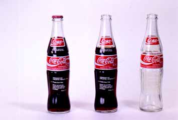 Cildo Meireles - Inserções em circuitos ideológicos: projeto Coca-Cola, 1970 Garrafas de Coca-Cola, decalque em silkscreen, 18cm de altura Os olhos da arte Uma grande parte da minha obra reflete