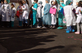 Carnaval foi assinalado com um desfile que levou ao pátio da escola