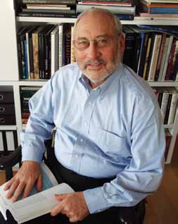 A GLOBALIZAÇÃO E SEUS MALEFÍCIOS 193 Stiglitz foi membro do Conselho de Consultores Econômicos de 1993 a 1995, durante a administração Clinton, e trabalhou como presidente da CEA de 1995 a 1997.