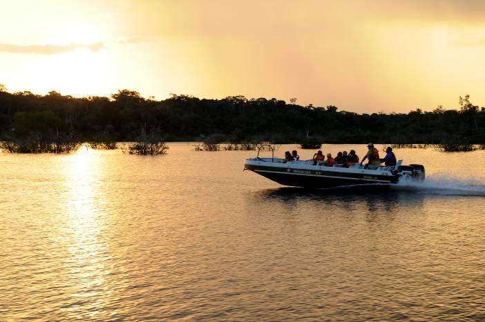O luxuoso barco levará você a uma excitante viagem pelo rio Negro, com todo conforto e excelente serviço de bordo.