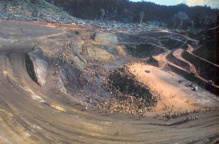 Figura 16: Larva a céu aberto de minério de ferro na mina de Cauê (Itabira, MG). Foto: E. Ribeiro Filho.